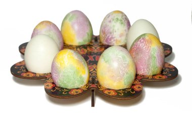 Kürsüde Paskalya yumurtası. yan görünüm