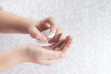 Çocuk eli. Antiseptik tedavisi. Coronavirüs
