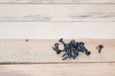 Ahşap arka planda küçük vidalar