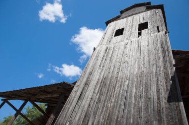 Küçük bir Rus köyünde salamura kaldırma kulesi.