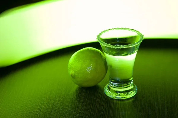 Tequila Com Sal Limão Sobre Fundo Verde — Fotografia de Stock