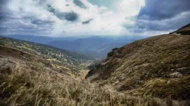 Dağ güneş ışığı ve bulutlar ile hızlandırılmış