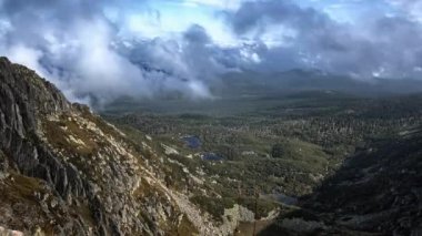 Bulutlar ve lagün ile dağ timelapse