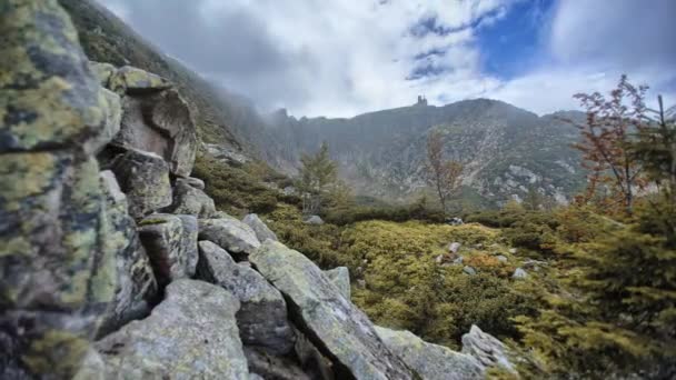 Temps de montagne avec des pierres et des nuages — Video