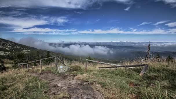 Zeitraffer im Gebirge mit niedrigen Wolken — Stockvideo