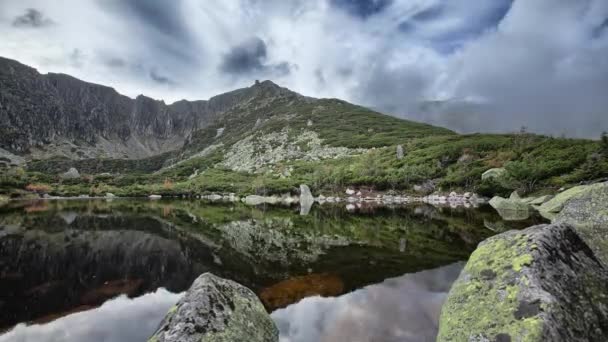 Gyorsított, alacsony felhők és hegyi lagoon — Stock videók