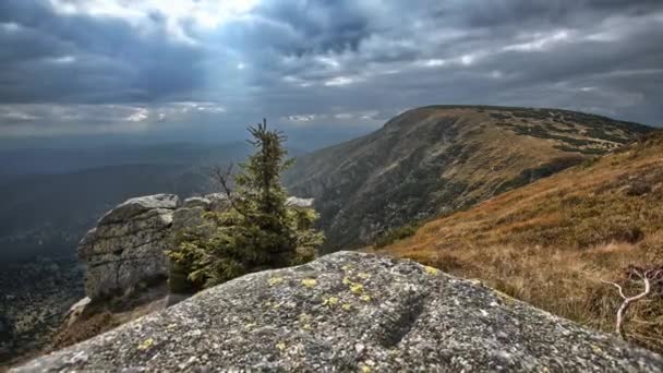 Horská time-lapse s rockem a zamračená obloha — Stock video