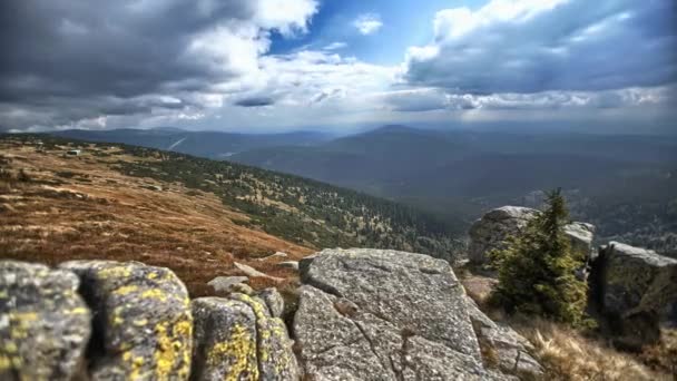 Montanha timelapse com rocha e céu nublado — Vídeo de Stock