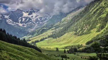 Dağ timelapse bulutlar ile