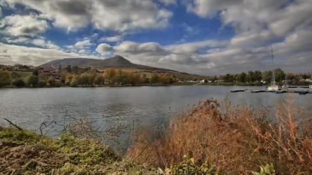 Time-lapse met water en poort — Stockvideo