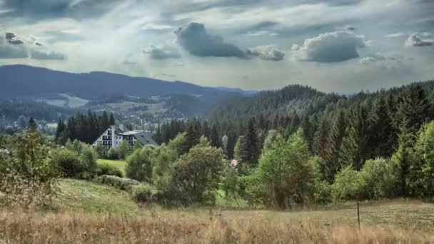 Tiempo-lapso de montaña con nubes y bosques — Vídeos de Stock