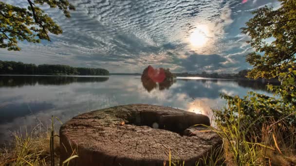 Time-lapse met water en bewolkte hemel — Stockvideo