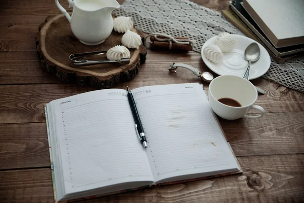 Mug of coffee and meringue — Stock Photo, Image