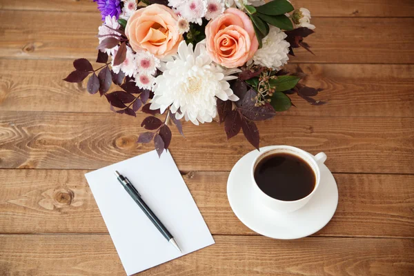 Mazzo di fiori e una lettera sul tavolo — Foto Stock