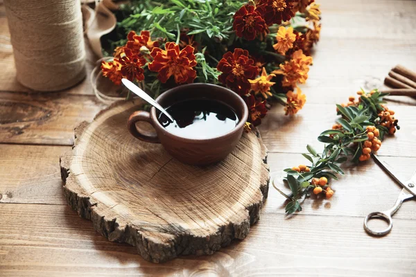 Taza de té en una mesa de madera —  Fotos de Stock