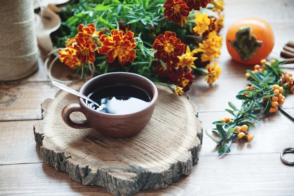 Taza de té y caqui —  Fotos de Stock