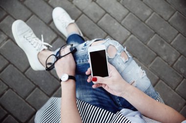 sokakta bir bankta oturan kadın