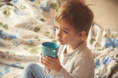 küçük çocuk bir kupa Komposto içme