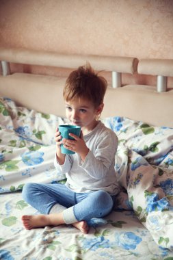 küçük çocuk bir kupa Komposto içme