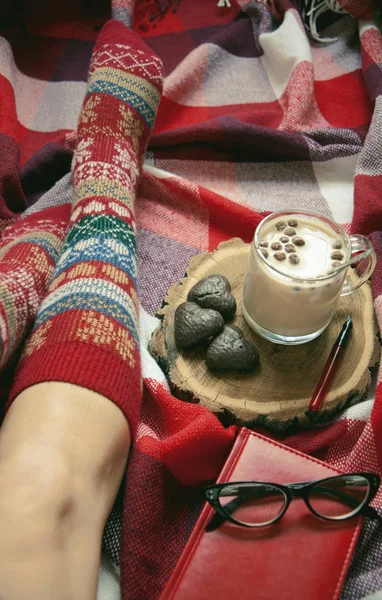 Piedi in caldi calzini di lana sul letto — Foto Stock