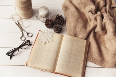 ahşap beyaz masa kitap