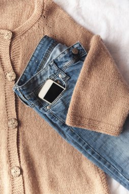 örme kazak ve kot pantolon