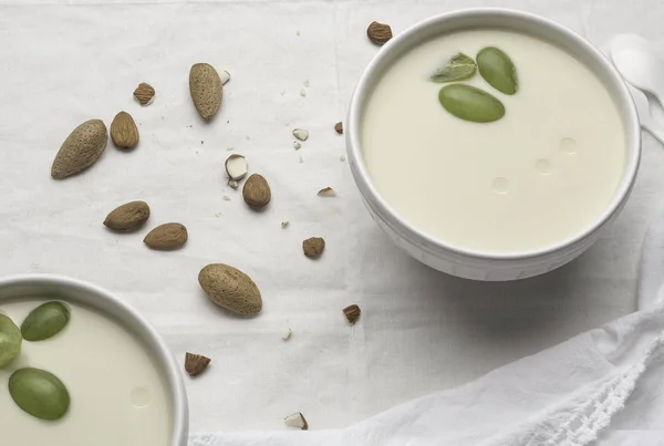 Beyaz sarımsak çorbası.