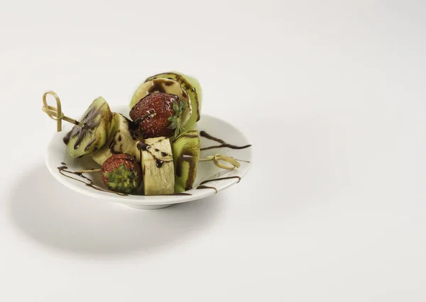 Tatlı meyve şişleri.