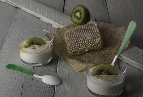 Kivi ile beyaz Yunan yoğurt.