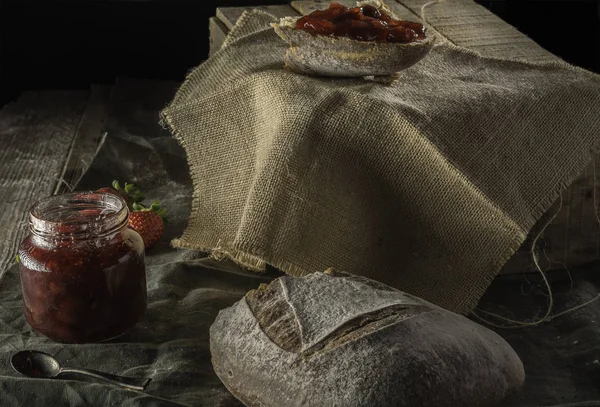 Çilek reçeli ile taşra ekmek.