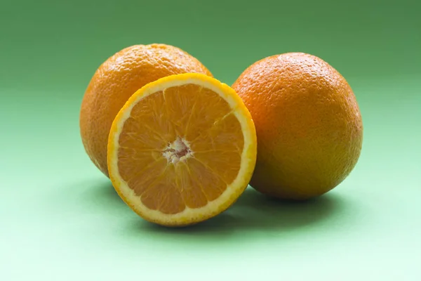 Yeşil arka plana sahip portakal.