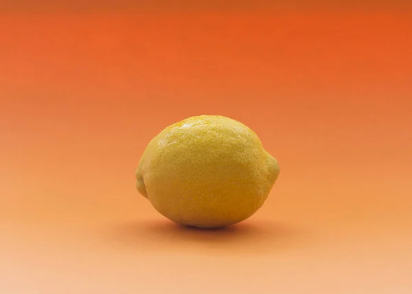 Limon portakal bir arka plan ile.