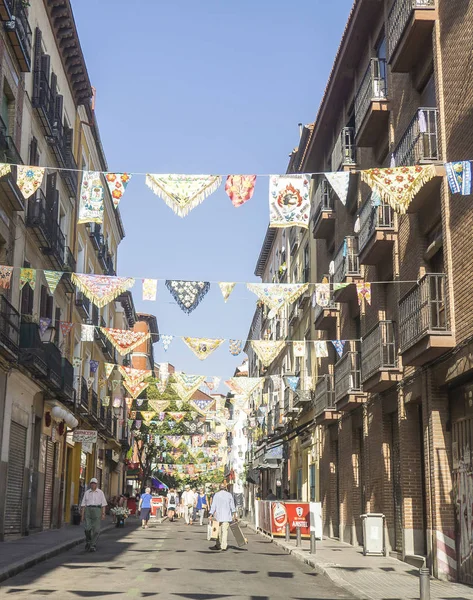 Partiler için donatılan sokak.