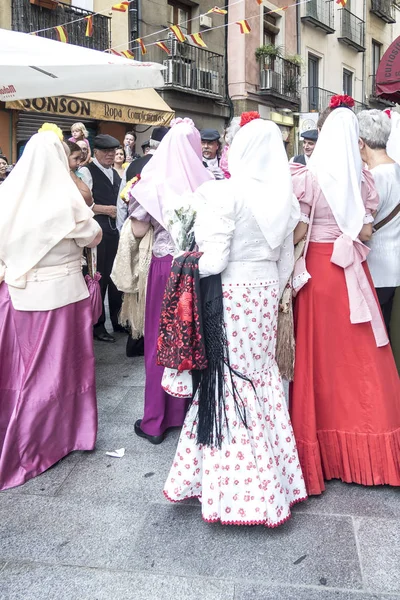 Bir grup insan geleneksel Kostüm giymiş.