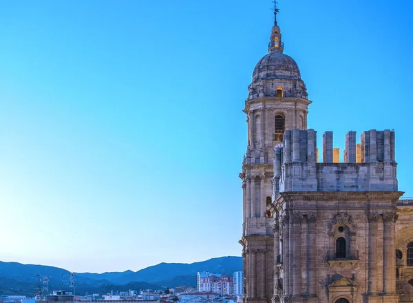 Malaga Katedrali üzerinden günbatımı.