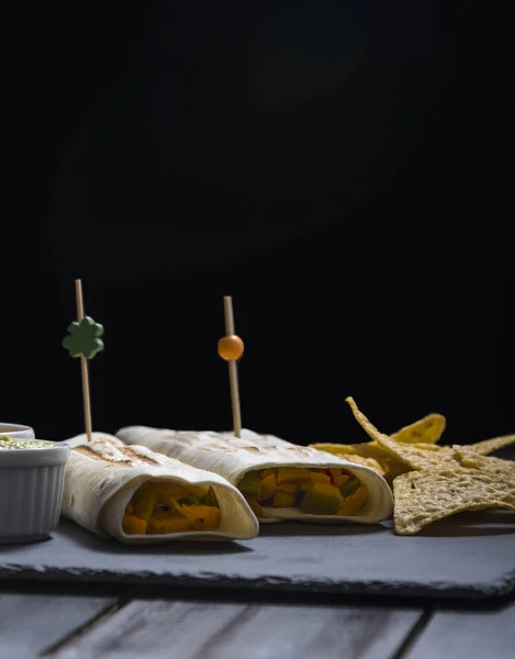 Peynir soslar ve guacamoles ve Mısır tria Meksikalı börek