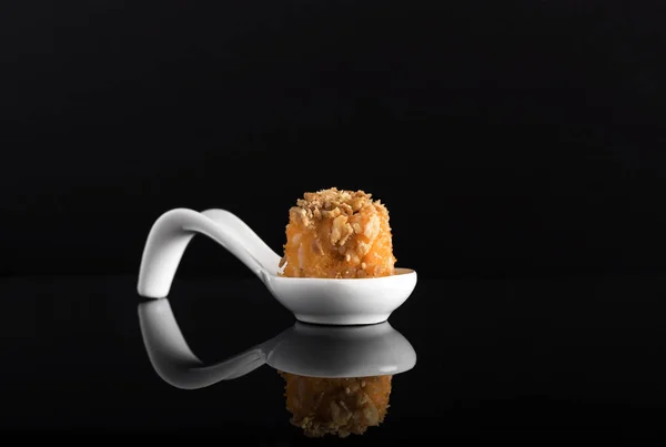 suşi beyaz porselen kaşık siyah arka plan üzerinde.