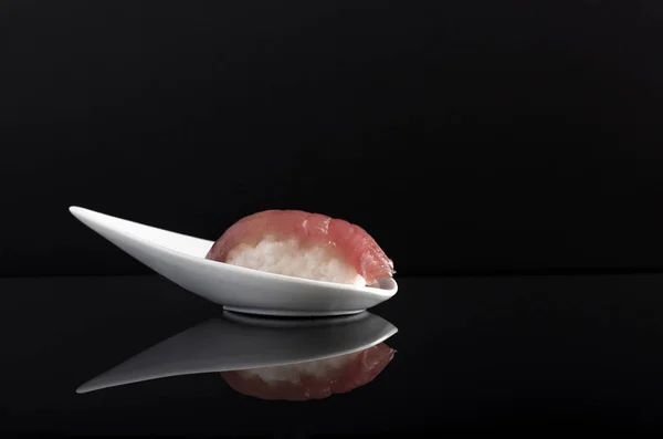 Ton balıklı sushi siyah arka plan ile
