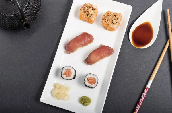 Suşi karışımı sos ile.