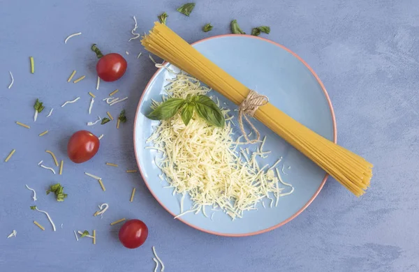 Bir tabak spagetti domates ile için malzemeler.