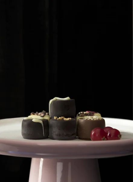 Çikolata ve kırmızı curranrts bir seçim ile tepsi.