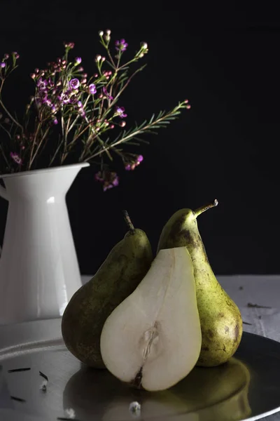 Armut ve siyah arka plan ile çiçek vazo.