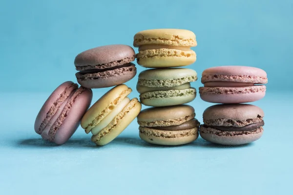 Açık mavi renkli ile macarons.