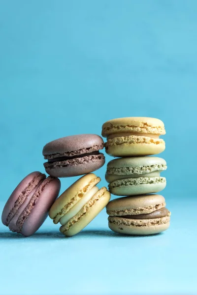 Açık mavi renkli ile macarons.