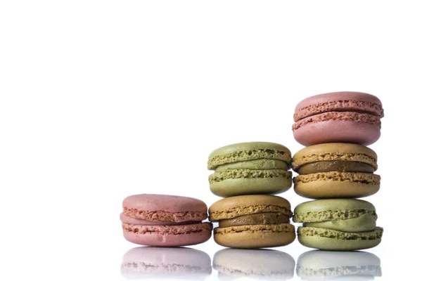 Beyaz arka plan üzerinde izole macarons.