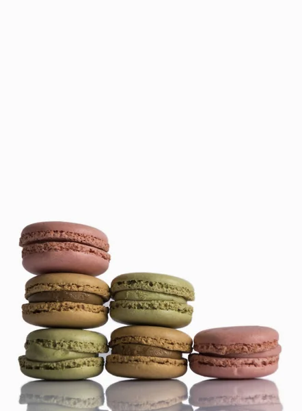 Beyaz arka plan üzerinde izole macarons.