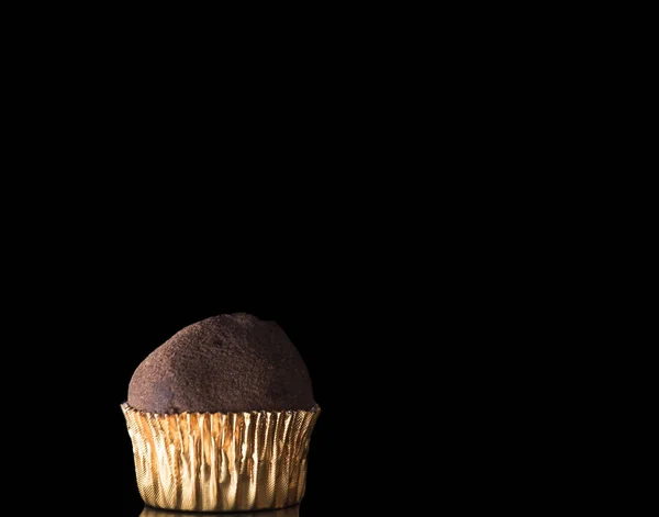 Çikolata siyah arka plan üzerine.