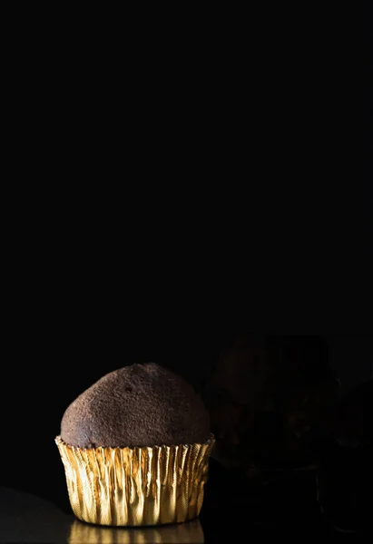 Çikolata siyah arka plan üzerine.