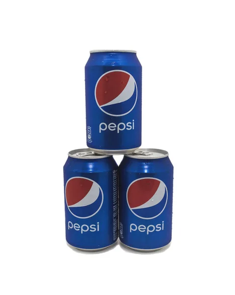  Beyaz arka plan üzerinde izole soda kutular.