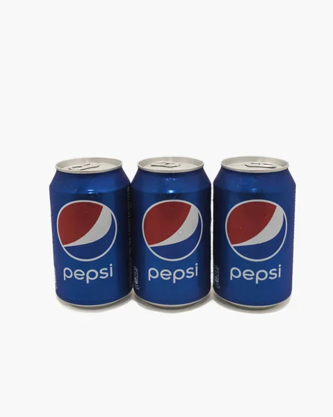 Soda beyaz bir arka plan üzerinde birkaç bidon.